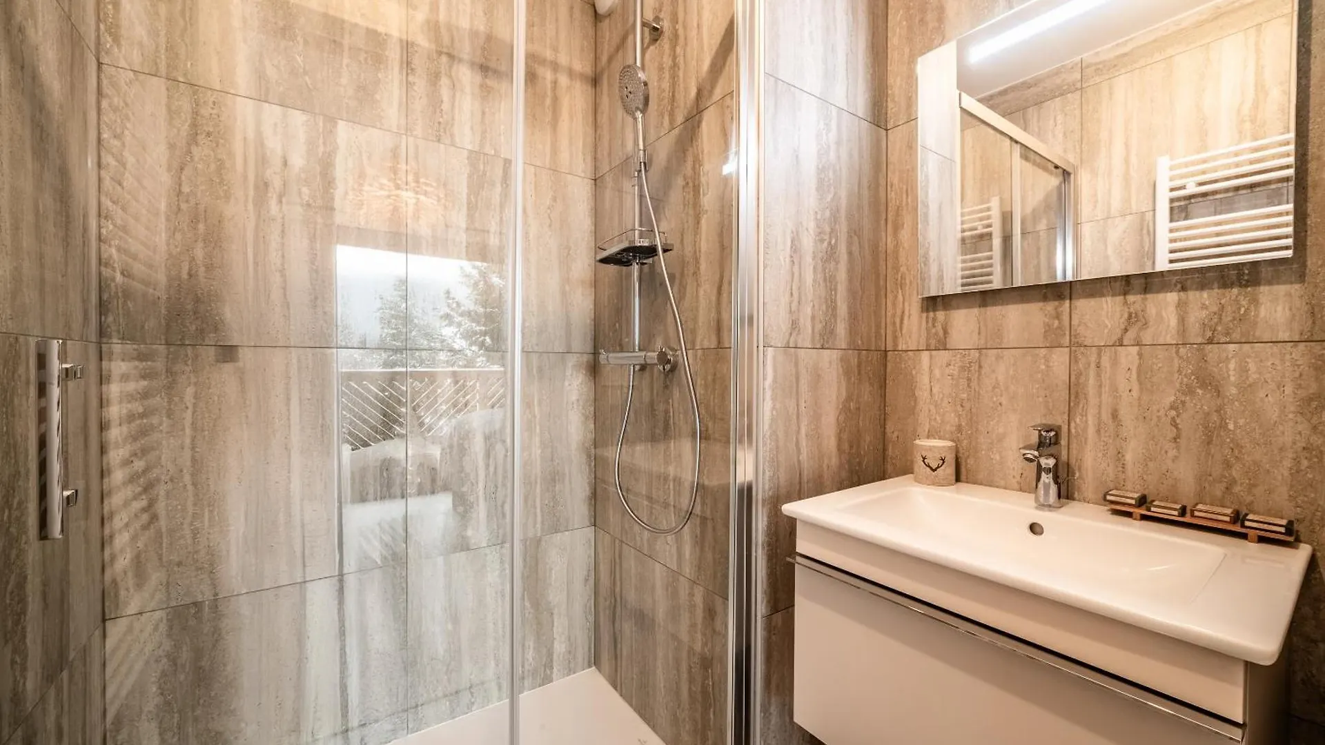 Apartment Chamoisine, Chatel - By Emerald Stay